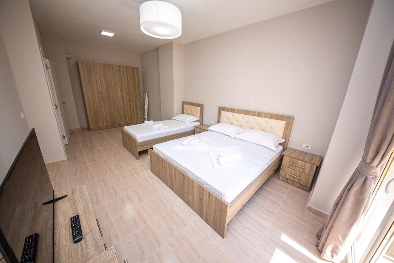Ponari S Hotel Kryemëdhej Bagian luar foto